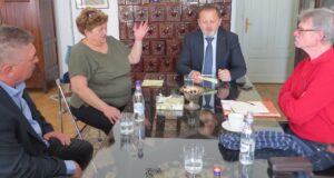 Articol cu caracter caritativ bilingv. Importante action humanitaire en Roumanie dans la région de Maramureș, grâce à Monsieur Loïc Thétio – le „Roumain de l’Atlantique” (Importantă acțiune umanitară în Maramureș grație lui Loïc Thétio – „Românul de pe Coasta Atlanticului”) – cu Jurnalul Bucureștiului (publicație cultural – educațională și științifică franco – română, acreditată și promovată de Economic and Commercial mission of La Francophonie in Central and Eastern Europe)