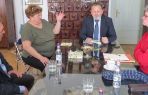 Articol cu caracter caritativ bilingv. Importante action humanitaire en Roumanie dans la région de Maramureș, grâce à Monsieur Loïc Thétio – le „Roumain de l’Atlantique” (Importantă acțiune umanitară în Maramureș grație lui Loïc Thétio – „Românul de pe Coasta Atlanticului”) – cu Jurnalul Bucureștiului (publicație cultural – educațională și științifică franco – română, acreditată și promovată de Economic and Commercial mission of La Francophonie in Central and Eastern Europe)
