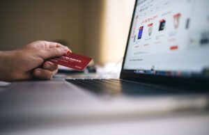 Câteva reguli ca să nu-ți pierzi banii online în perioada sărbătorilor de iarnă