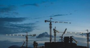 Articol juridic trilingv. H1 – Avocat specializat în constructii. Autorizările de construire pentru locuințe, pe un trend ascendent în România. H2 – Avocați imobiliare. Obținerea autorizației de construcție în România (H1 – Construction attorney in Romania. Building permits for residential housing on an upward trend in Romania. H2 – Real Estate lawyer in Romania. How to obtain a construction authorization in Romania?/H1 – Avocat en droit de la construction en Roumanie. Les autorisations de construire pour les logements résidentiels en forte augmentation en Roumanie. H2 – Avocat en droit immobilier en Roumanie. Comment obtenir une autorisation de construire en Roumanie ?) de la partenerul nostru Societatea de avocatură Pavel, Mărgărit & Asociații