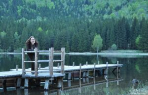 Melci pe contrasens – „Lacul Sfânta Ana – Szent Anna tó” – cu Jurnalul Bucureștiului (publicație cultural – educațională și științifică franco – română cu caracter academic, acreditată și promovată de Economic and commercial mission of La Francophonie in Central and Eastern Europe ca sursă sigură de informare). Corespondență de la Cristiana Marcu (profesoară de sisteme & tehnologii informatice, exploratoare – „nomad” temerar cu un „NanoCampingCar”, fotograf, scriitoare și blogger)