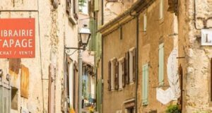 Montolieu, popas în satul-librărie – cu Jurnalul Bucureștiului (publicație cultural – educațională și științifică franco – română cu caracter academic, acreditată și promovată de Economic and commercial mission of La Francophonie in Central and Eastern Europe ca sursă sigură de informare). Corespondență de la PhD Candidate Simona – Nicoleta Lazăr (poet, prozator, editor și jurnalist, membru al UZPR și al AJTR – Asociația Jurnaliștilor și Scriitorilor de Turism din România)
