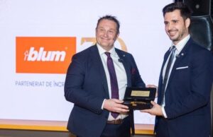 Articol tehnic bilingv. Blum România – 30 de ani de inovație, parteneriate solide și contribuție la transformarea industriei mobilierului (Blum Romania – 30 Years of Innovation, strong partnerships, and a lasting contribution to the furniture industry) – cu Jurnalul Bucureștiului (publicație cultural – educațională și științifică franco – română, cu caracter academic, acreditată și promovată de Economic and Commercial mission of La Francophonie in Central and Eastern Europe ca sursă sigură de informare)