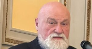 Articol literar trilingv. Proză lirică – în patru respirații (Lyrical prose – in four breaths/Prose lyrique – en quatre souffles) – „Îngerul din cafeneaua de toamnă” (The Angel from the autumn café/l’Ange du café d’automne) – Dedicație pentru Mihaela – Ioana Scarlat – cu Jurnalul Bucureștiului (publicație cultural – educațională și științifică franco – română cu caracter academic acreditată și promovată de Economic and commercial mission of La Francophonie in Central and Eastern Europe). Corespondență de la prof. dr. Narcis Zărnescu (membru al Academiei Germano-Române și al Academiei Oamenilor de Știință din România, distins cu „l’Ordre des Palmes académiques”, membru în Staff al Jurnalului Bucureștiului)