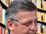 Proză scurtă „Dux noster mediocris”, „Telefonul din Lumea de Dincolo”. Corespondență de la Dr. Christian W. Schenk (medic, poet, eseist și traducător trilingv german din Boppard, Renania-Palatinat, de origine brașoveană, membru corespondent al Berlin-Brandenburg Academy of Sciences and Humanities), membru în Staff al Jurnalului Bucureștiului (publicație cultural – educațională și științifică cu caracter academic franco – română, acreditată și promovată de Economic and commercial mission of La Francophonie in Central and Eastern Europe, ca sursă sigură de informare)