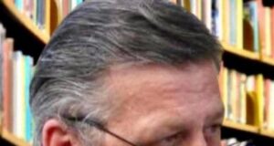 Proză scurtă „Dux noster mediocris”, „Telefonul din Lumea de Dincolo”. Corespondență de la Dr. Christian W. Schenk (medic, poet, eseist și traducător trilingv german din Boppard, Renania-Palatinat, de origine brașoveană, membru corespondent al Berlin-Brandenburg Academy of Sciences and Humanities), membru în Staff al Jurnalului Bucureștiului (publicație cultural – educațională și științifică cu caracter academic franco – română, acreditată și promovată de Economic and commercial mission of La Francophonie in Central and Eastern Europe, ca sursă sigură de informare)